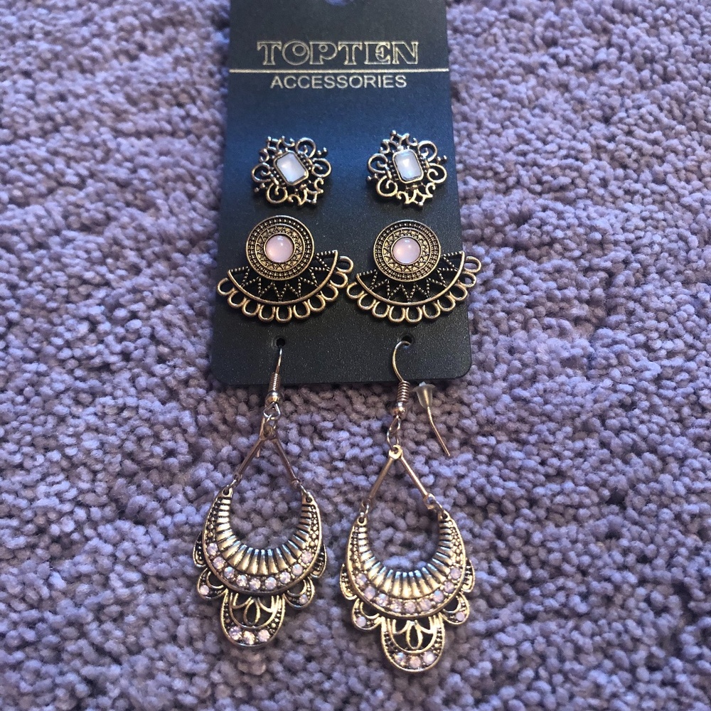Gold earrings set